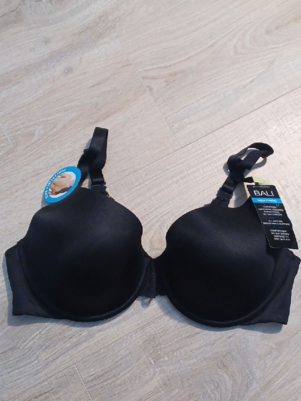 NWT 40B black bra.  BALI smoothing bra. Padded Cushioned Underwire bra.